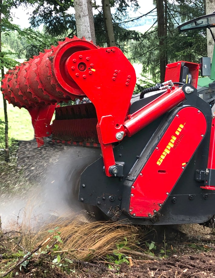 Die hydraulische Haube der MAXISOIL ermöglicht eine einfache Anpassung an unterschiedliche Arbeitsbedingungen. Sie kann schnell und präzise auf die jeweilige Materialmenge und den gewünschten Mulchgrad eingestellt werden.