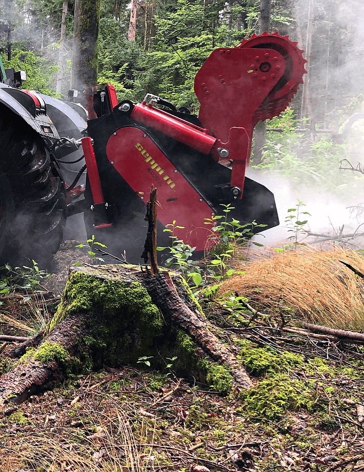 MAXISOIL überzeugt durch Vielseitigkeit und Effizienz. Die Multifunktionsfräse zerkleinert mühelos Steine bis zu 50 cm Durchmesser, mulcht Holz bis zu 90 cm Durchmesser und entfernt Wurzeln tief aus dem Boden.
