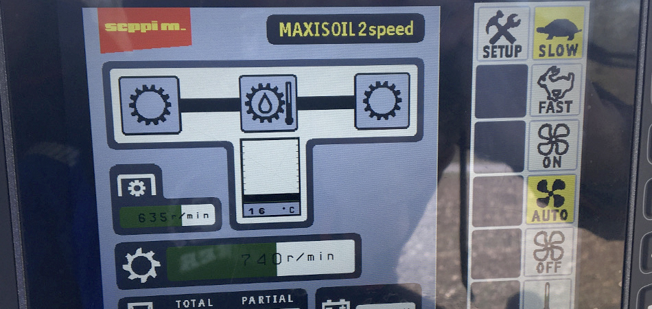 MAXISOIL - Dank des integrierten ISOBUS-Systems kann die Steuerung und Überwachung direkt über das Traktor-Terminal erfolgen. Das System bietet Funktionen wie: Temperaturkontrolle, Kühlüberwachung, Betriebsstundenzähler. Für ältere Traktoren gibt es eine RETROFIT-Option, mit der sie ebenfalls ISOBUS-kompatibel gemacht werden können.