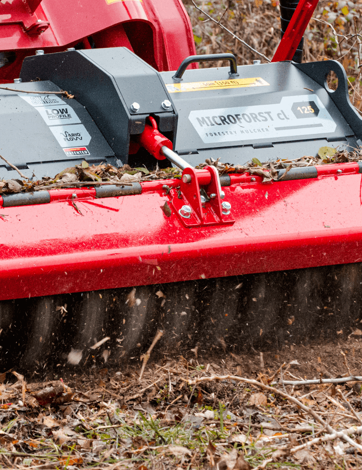 Die hydraulisch einstellbare Haube des MICROFORST cl Forstmulchers ermöglicht eine präzise Anpassung an unterschiedliche Arbeitsbedingungen und verbessert die Effizienz beim Mulchen.