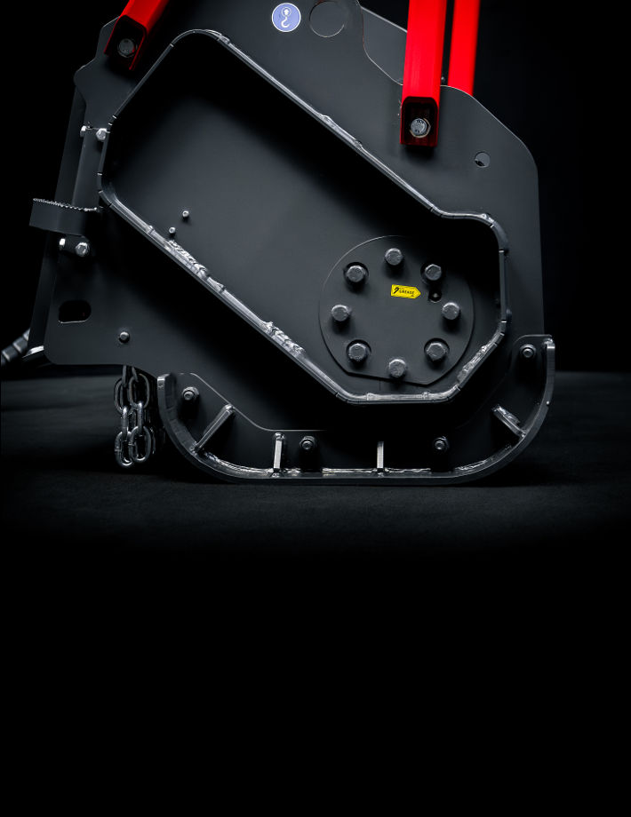 Die verstärkten, höhenverstellbaren Stützkufen des MICROFORST cl Forstmulchers sorgen für optimale Bodenanpassung, höhere Stabilität und präzise Führung während des Mulchens.