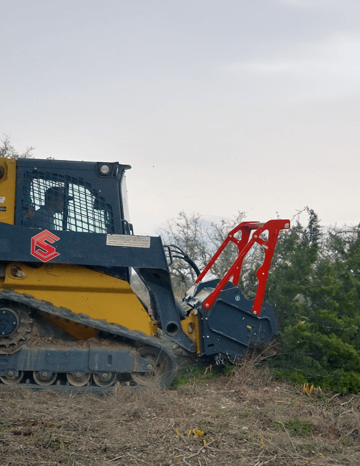 MICROFORST cl Forstmulcher verfügt über ein niedriges Profil, das eine optimale Sicht von der Kabine aus ermöglicht. Dies verbessert die Sicherheit und Genauigkeit bei der Arbeit in anspruchsvollen Geländen.