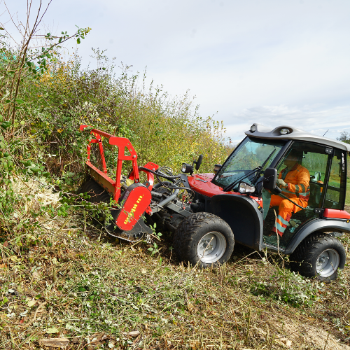 Die technischen Merkmale des MICROFORSTS pto sind ähnlich wie bei den größeren Forstmulchern, wobei aber das Gewicht des Mulchers unter 600 kg liegt. Dank der Konstruktion aus hochfestem AR400, wird trotz leichtem Gewicht eine Verschleißfestigkeit und sehr lange Lebensdauer garantiert.