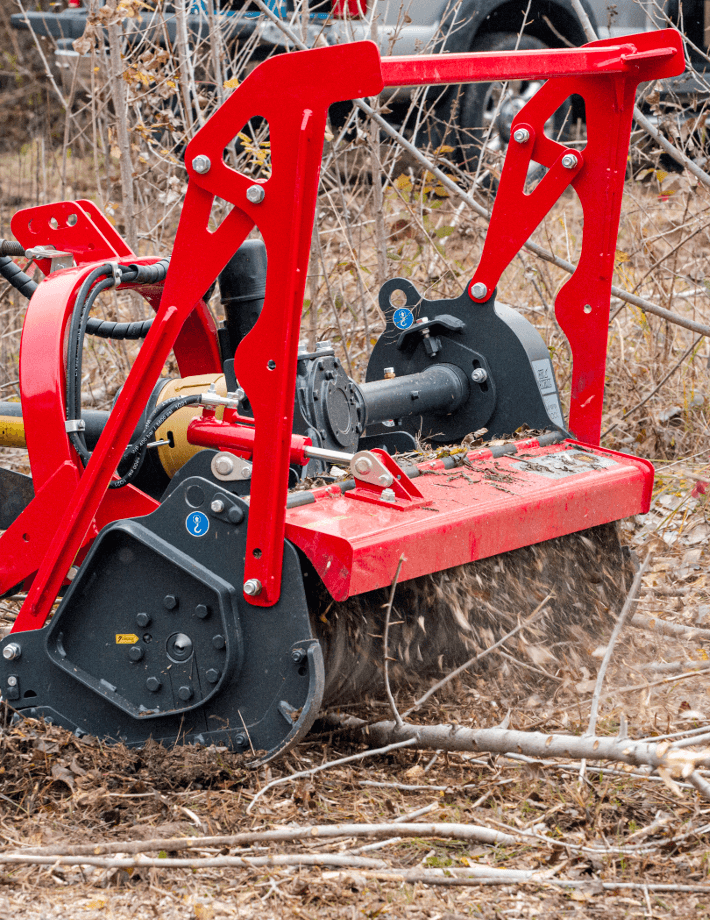 Als kleinstes Mulchgerät dieser Baureihe mulcht MICROFORST pto Gestrüpp und Gehölz bis zu 13 cm Durchmesser.