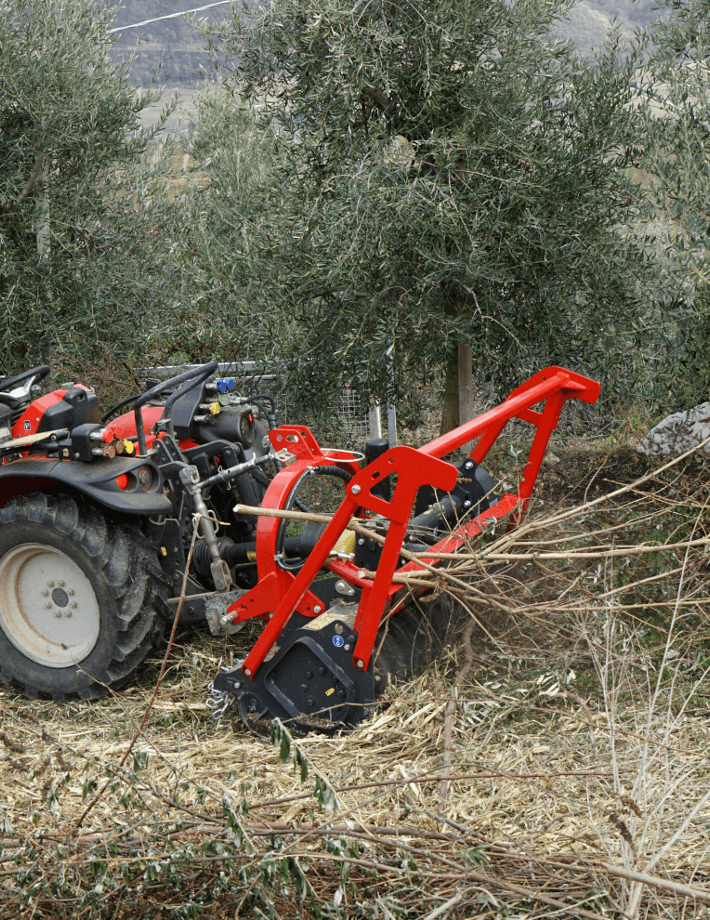 MICROFORST pto mulcht Gehölz bis zu 13 cm Durchmesser. Dieser kleine Forstmulcher ist für Traktoren bis zu 75 PS und bei Zweiachsmähern sogar bis zu 100 PS vorgesehen.