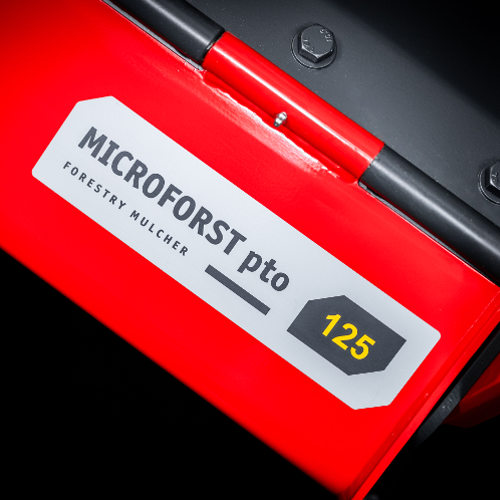 MICROFORST pto mulcht Gestrüpp und Gehölz bis zu 13 cm Durchmesser. Die Rotoren mit Tiefenbegrenzer arbeiten schnell und sauber mit besonders feinem Ergebnis. Mit diesem dynamischen Forstmulcher räumen Garten- und Landschaftsbauer auf, in Gemeinden und Stadtgebieten werden sie für die Beseitigung von Gestrüpp eingesetzt und Landwirte säubern hiermit die Umgebung ihrer Felder.