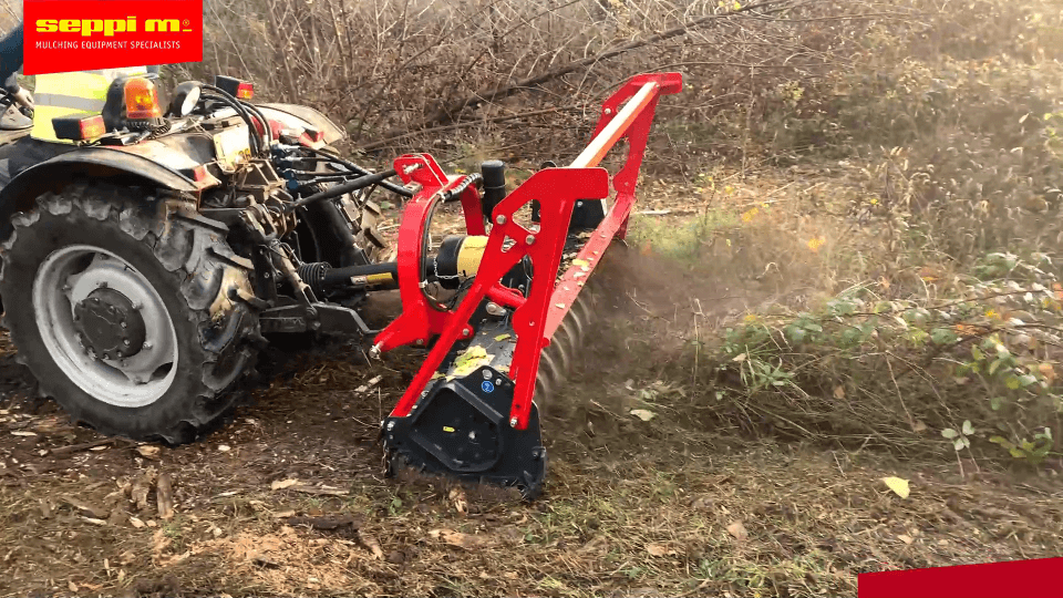 Als kleinstes Mulchgerät dieser Baureihe mulcht MICROFORST pto Gestrüpp und Gehölz bis zu 13 cm Durchmesser