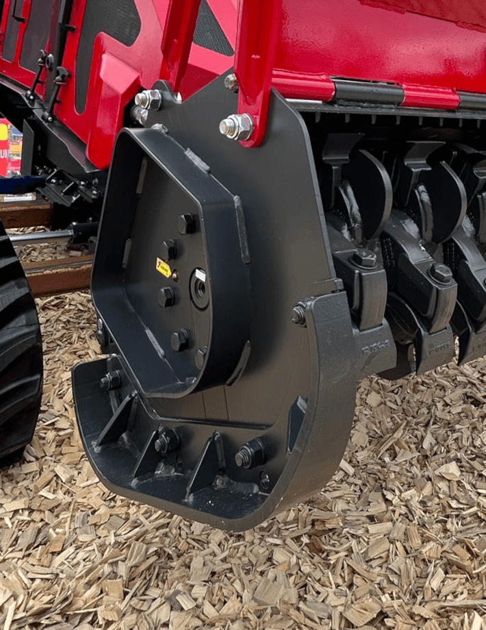 Die verstärkten, höhenverstellbaren Stützkufen des MICROFORST rc Forstmulchers sorgen für optimale Bodenanpassung, höhere Stabilität und präzise Führung während des Mulchens.