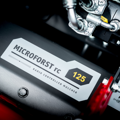 MICROFORST rc ist in Arbeitsbreiten von 125 oder 155 Zentimetern erhältlich und kann Gehölz und Gebüsch mit einem Durchmesser von bis zu 15 Zentimetern zuverlässig zerkleinern.