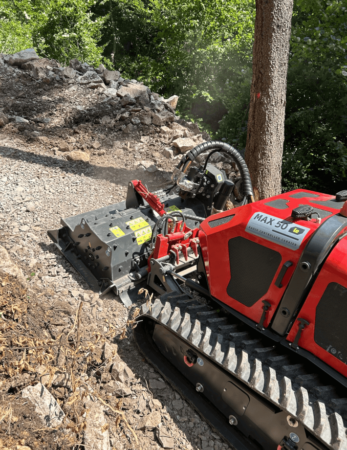 Der Steinbrecher MICROSOIL rc wurde speziell für den Anbau an funkgesteuerte Raupenfahrzeuge entwickelt. Dadurch ist er besonders wendig, sicher im steilen Gelände einsetzbar und bestens geeignet für Arbeiten an schwer zugänglichen Stellen.