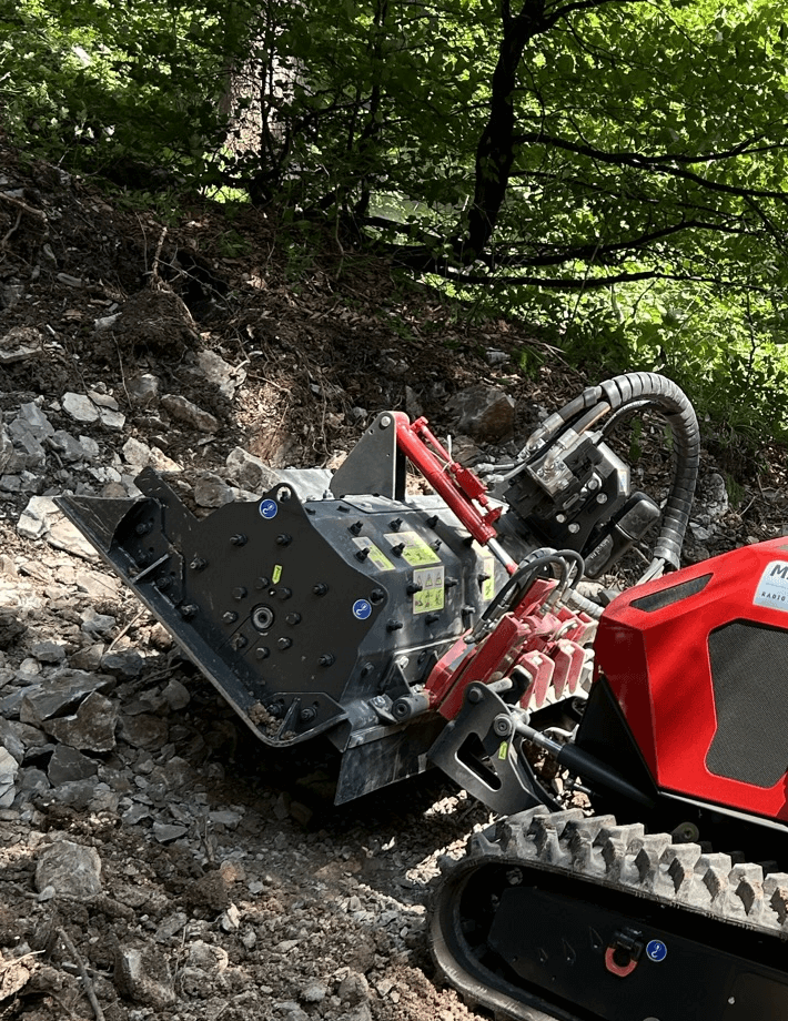 Mit der optionalen drehbaren Anbauplatte und der integrierten Zylinderneigung lässt sich MICROSOIL rc seitlich verschieben sowie nach vorne neigen und heben. So passt sich das Gerät flexibel an unterschiedliche Geländeformen an.