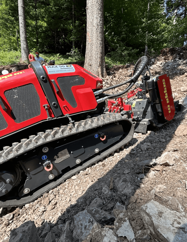 MICROSOIL rc (radio control) - Mit seiner robusten Bauweise und den leistungsstarken Werkzeugen zerkleinert dieser Steinbrecher mühelos Steine mit einem Durchmesser von bis zu 15 cm - ideal zur Vorbereitung von Mountainbikestrecken.