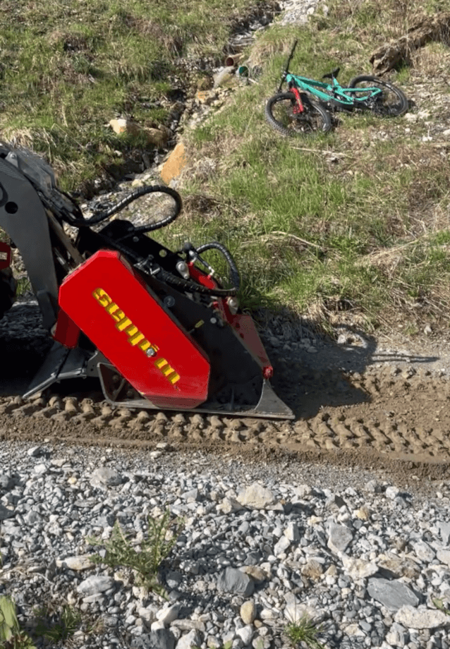Der MICROSOIL rc arbeitet zuverlässig bis zu einer Frästiefe von 10 cm und eignet sich damit ideal zur Bodenbearbeitung, Flächenvorbereitung oder Wegeinstandsetzung - auch in anspruchsvollem Gelände.