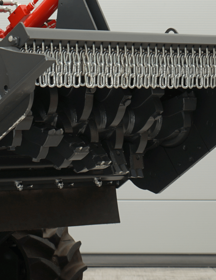 Der Rotor des MICROSOIL rc ist mit festen Werkzeugen vom Typ SUPER DUO PROTECT und seitlichen EXTREME ausgestattet. Die Spitzen und Einsätze aus verschleißfestem Wolframkarbid sorgen für eine besonders hohe Schlagkraft und Zerkleinerungseffizienz.