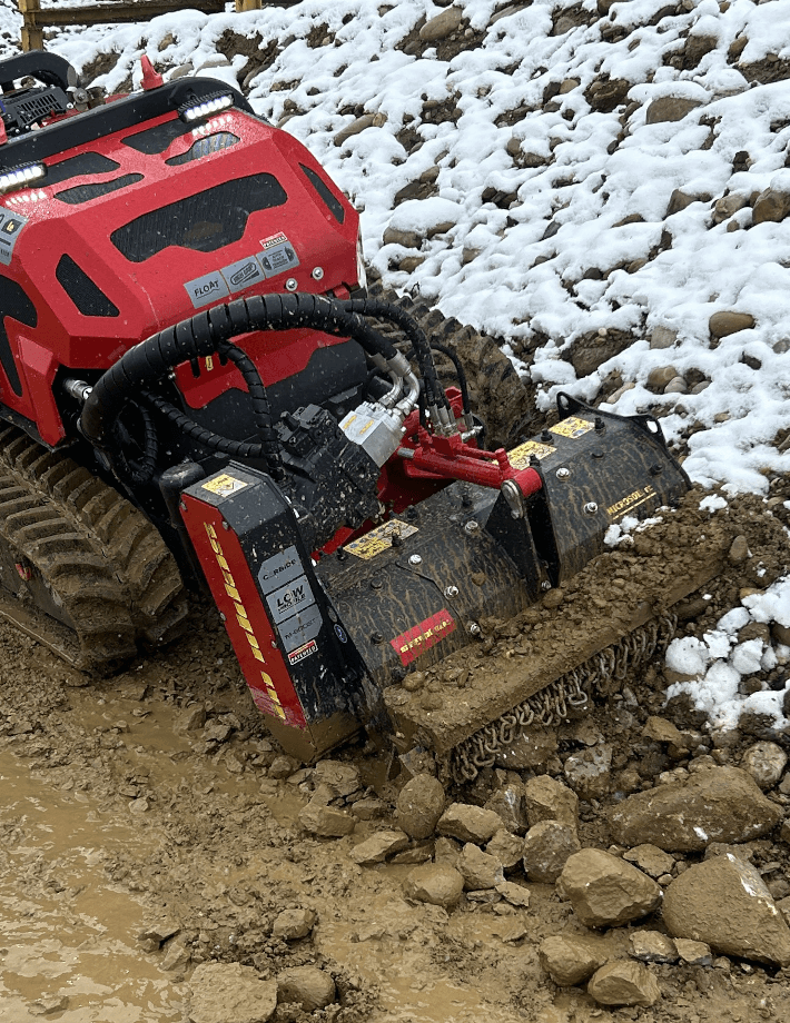 MICROSOIL rc - Ein Frontschutz mit Ketten sowie ein hinterer Gummischutz mit Metallklappen gewährleisten maximale Sicherheit bei der Arbeit - auch bei fliegenden Steinen und grobem Material.