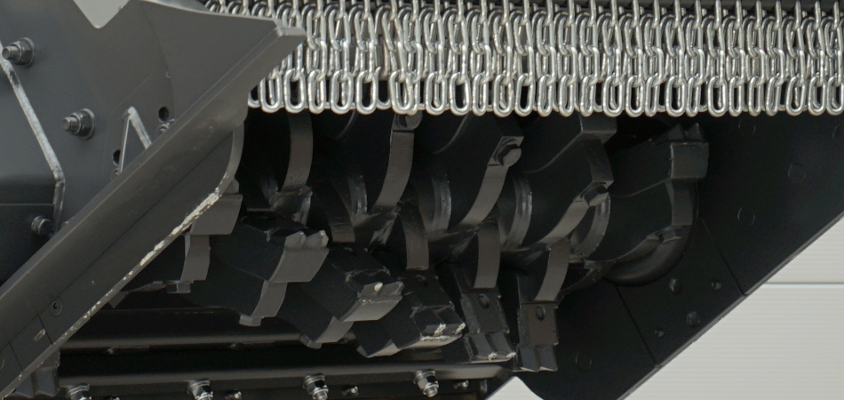 Mit einem Betriebsdruck von 180 bis 350 bar und einem Ölstrom von 40 bis 80 Litern pro Minute kann der MICROSOIL rc Steine mit einem Durchmesser von bis zu 15 Zentimetern effizient zerkleinern und dabei bis zu zehn Zentimeter tief in den Boden eindringen.