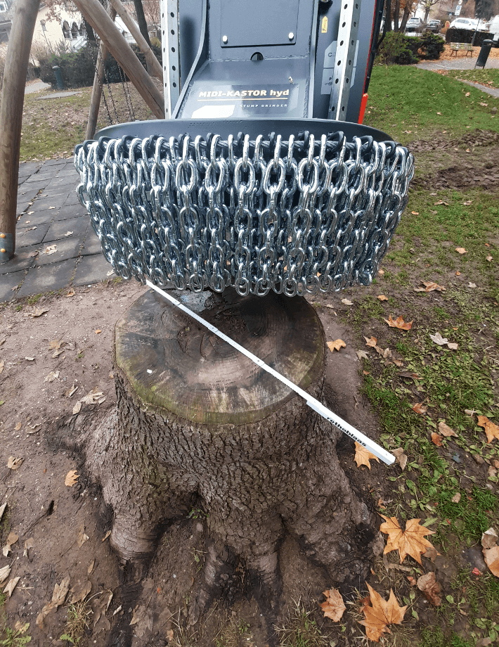 MIDI-KASTOR hyd entfernt Baumstümpfe jeder Größe schnell und gründlich bis zu einer Tiefe von 30 cm. Die leistungsstarke Rotorscheibe mit robusten HRC-Werkzeugen sorgt für eine effiziente Zerkleinerung des Stumpfes.