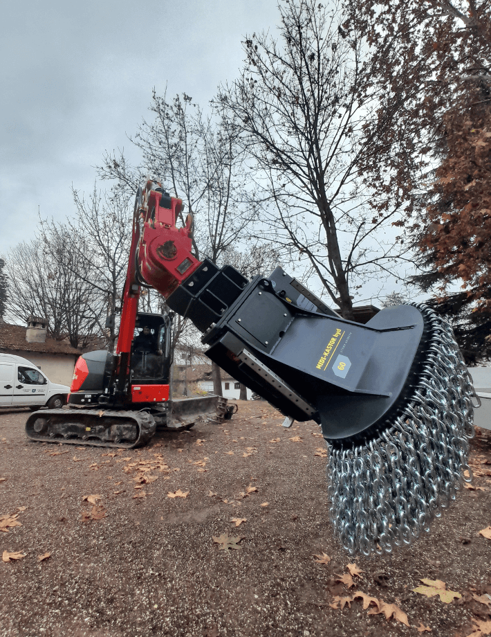 MIDI-KASTOR hyd - Perfekt für Parks, Straßenränder, Baustellen und die Vorbereitung von Kabel- und Leitungstrassen. Der Baggerarm ermöglicht eine flexible und unbegrenzte Arbeitsreichweite.