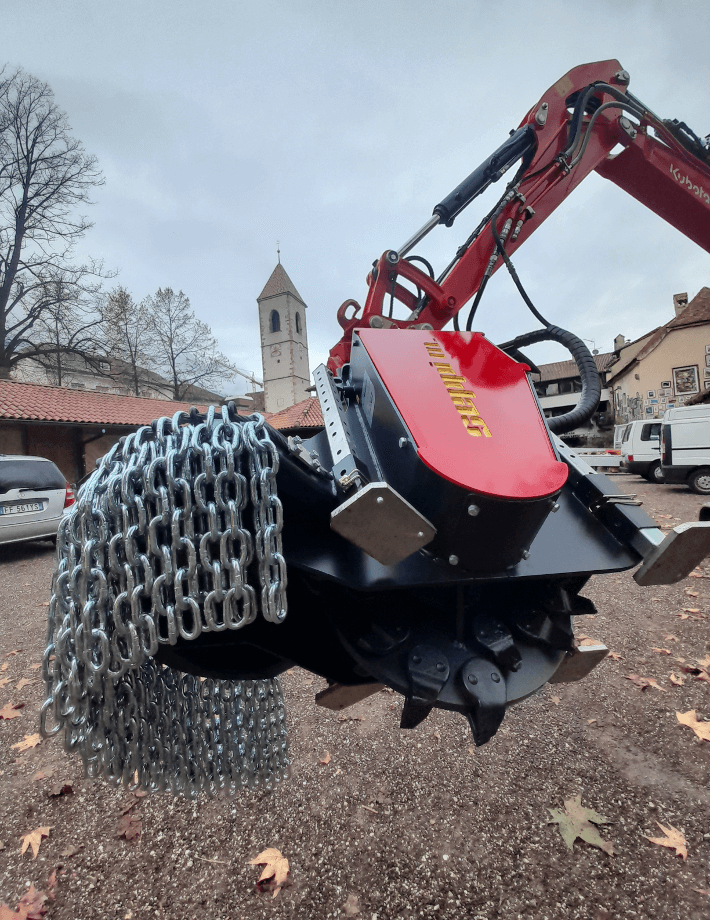 Die hydraulische Drehvorrichtung mit einem Schwenkbereich von 190° gibt dem MIDI-KASTOR hyd eine zusätzliche Flexibilität. Die Stubbenfräse kann sich damit präzise in verschiedene Positionen drehen und selbst schwer zugängliche Stellen erreichen.
