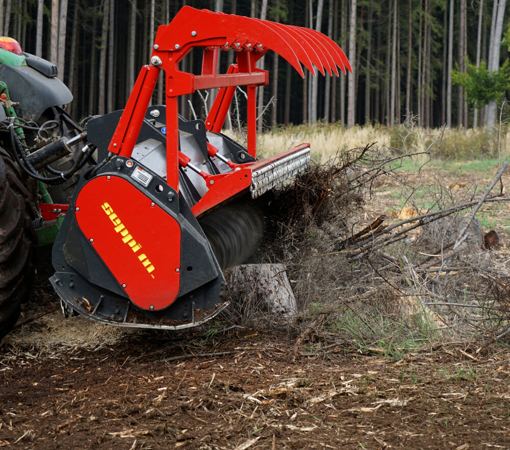 MIDIFORST dt - Der leistungsstarke Forstmulcher mulcht Holz bis 30 cm Ø mit unschlagbarem Mulchresultat. Die Forstmulchgeräte von SEPPI M. sind für verschiedene Einsatzgebiete geeignet. In der Forstwirtschaft: für die Pflege von Wäldern und Waldwegen, Strom- und Gasleitungen, für die Säuberung nach der Holzernte, für das Errichten von Brandschutzstreifen . In der Landwirtschaft: Erneuerung der alten Obst- oder Weinanlagen, Pflege der Beerenanlagen. Beliebt von Profis rund um die Welt.
