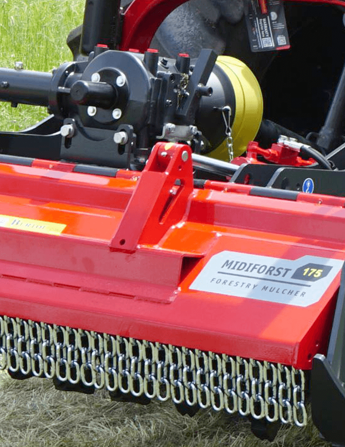 MIDIFORST - Die hydraulisch einstellbare Haube ermöglicht eine optimale Anpassung an die Arbeitsbedingungen: Geöffnet für effizientes Mulchen von Holz und Bäumen, geschlossen für eine feinere Zerkleinerung.