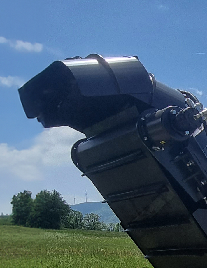 MIDIFORST drago - Aerodynamischer Auswurftrichter befördert trockenes und auch feuchtes Material in großen Mengen. Das Mulchgut wird gezielt in einen Anhänger oder Sammelwagen ausgeführt.