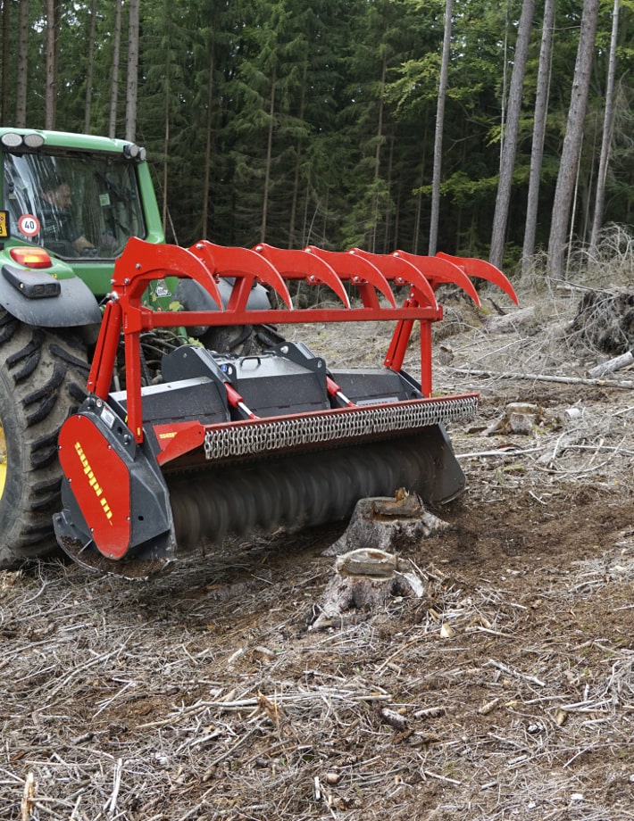 MIDIFORST dt - Effizientes Mulchen von Ästen, Holz und Stämmen mit einem Durchmesser von bis zu 30 cm für ein sauberes und gepflegtes Gelände.