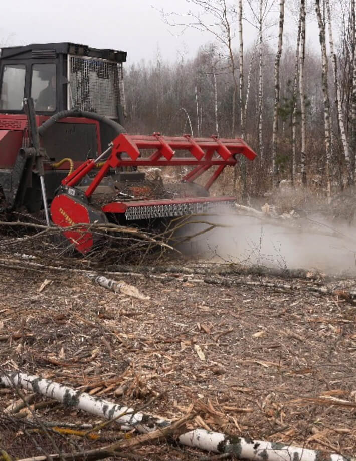 MIDIFORST dt ist ideal für den professionellen Einsatz in Forstwirtschaft, Landschaftspflege und auf unwegsamem Terrain.