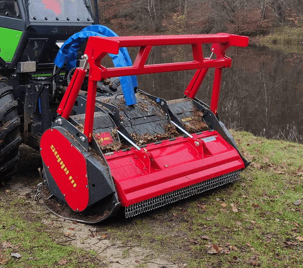 MIDIFORST dt hyd ist ein universelles Forstmulchgerät, das speziell für hydraulische Schlepper entwickelt wurde. Mit einem Betriebsdruck von 200-420 bar und einem Ölfluss von 240-430 l/min bietet dieser Mulcher eine hervorragende Leistung für professionelle Anwendungen. Dank seiner robusten Bauweise und der hochwertigen Verarbeitung eignet sich der MIDIFORST dt hyd sowohl für den Einsatz in der Forstwirtschaft als auch für die Landschaftspflege.