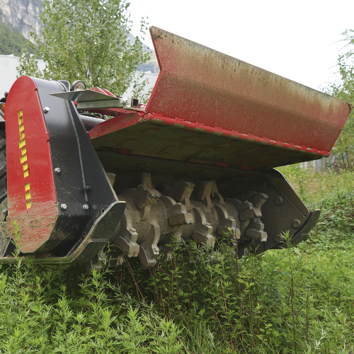 MIDIPIERRE ist ideal für die Bodenbearbeitung vor der Neubepflanzung, die Pflege von Skipisten, die Urbarmachung landwirtschaftlicher Flächen sowie für den Straßenbau und die Forstwirtschaft.
