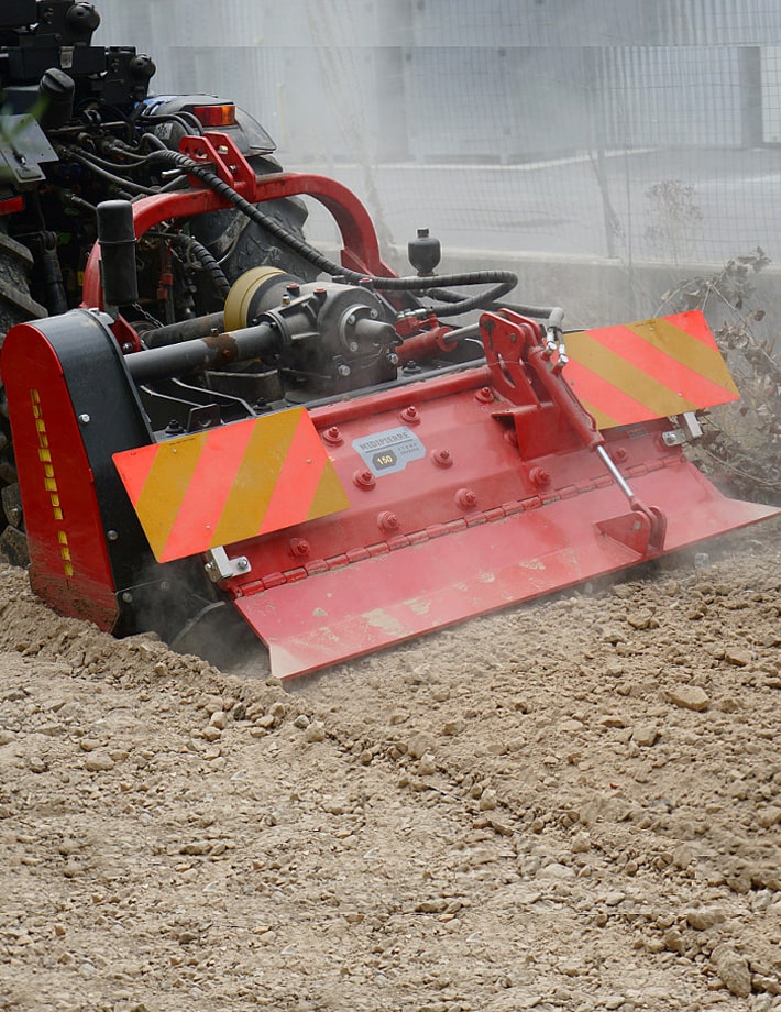 MIDIPIERRE kann Steine mit einem Durchmesser von bis zu 20 cm zerkleinern und arbeitet in einer Tiefe von bis zu 12 cm, abhängig von den Bodenverhältnissen. Dies macht ihn ideal für die Bodenbearbeitung vor der Neubepflanzung.