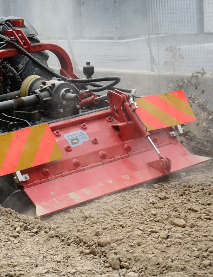 MIDIPIERRE - Mit dem hydraulisch einstellbaren Planierschild erreichen Sie stets ein optimales glattes Ergebnis.