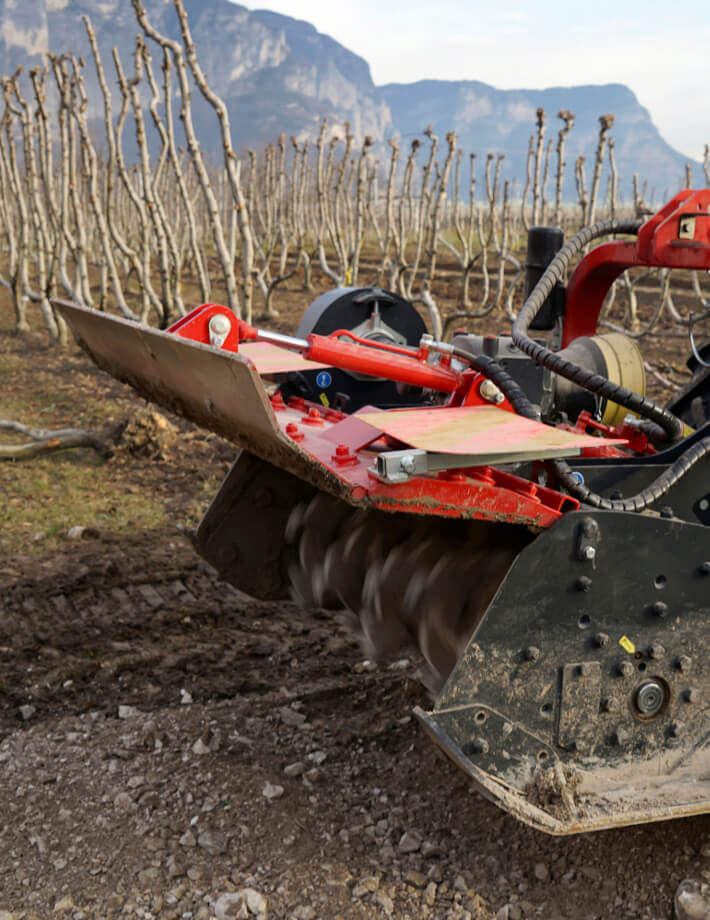 Die hydraulische Haube ermöglicht MIDIPIERRE eine einfache Anpassung an unterschiedliche Arbeitsbedingungen. Sie lässt sich schnell und präzise auf die jeweilige Materialmenge und den gewünschten Mulchgrad einstellen.