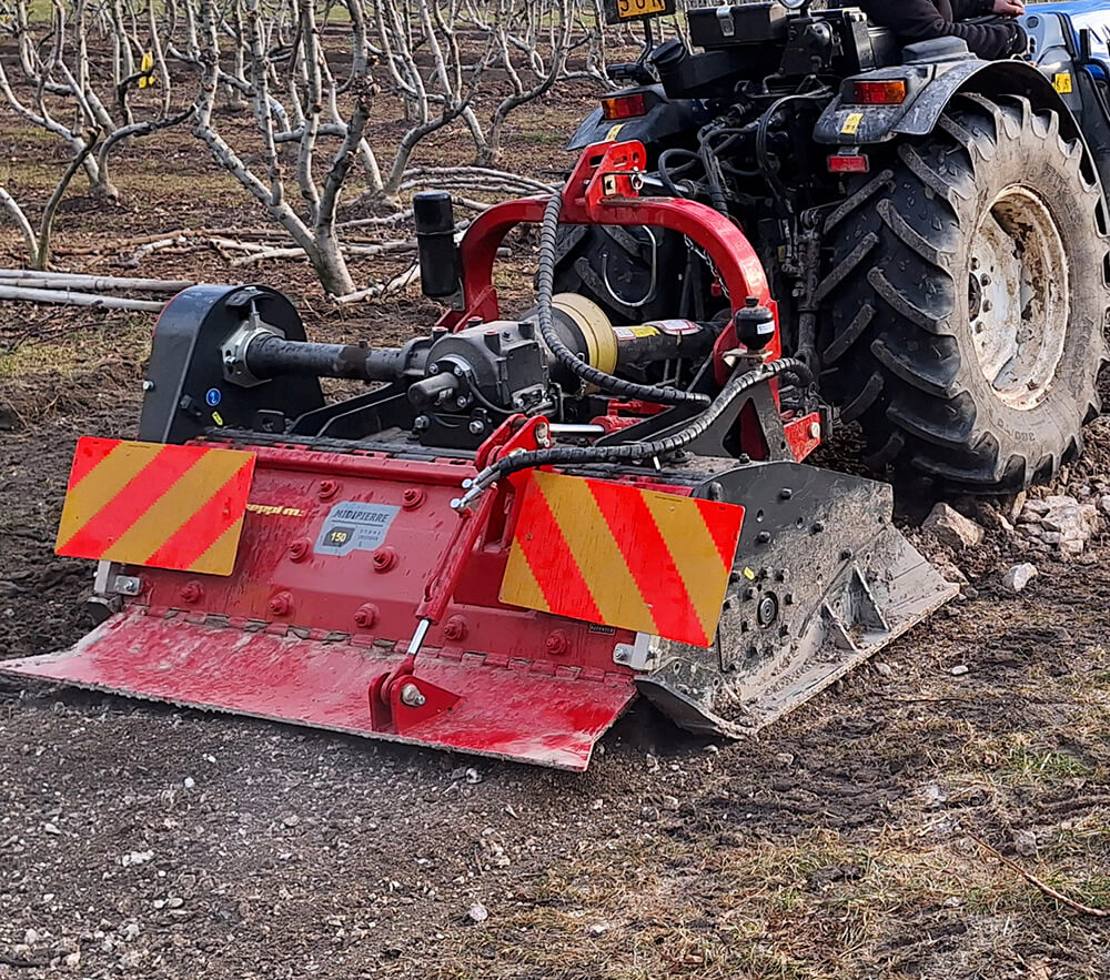 MIDIPIERRE Steinbrecher von SEPPI M. ist ein vielseitiges und leistungsfähiges Gerät, das speziell für die Zerkleinerung von Steinen auf landwirtschaftlichen Flächen, in Weinbergen und Obstplantagen entwickelt wurde.
