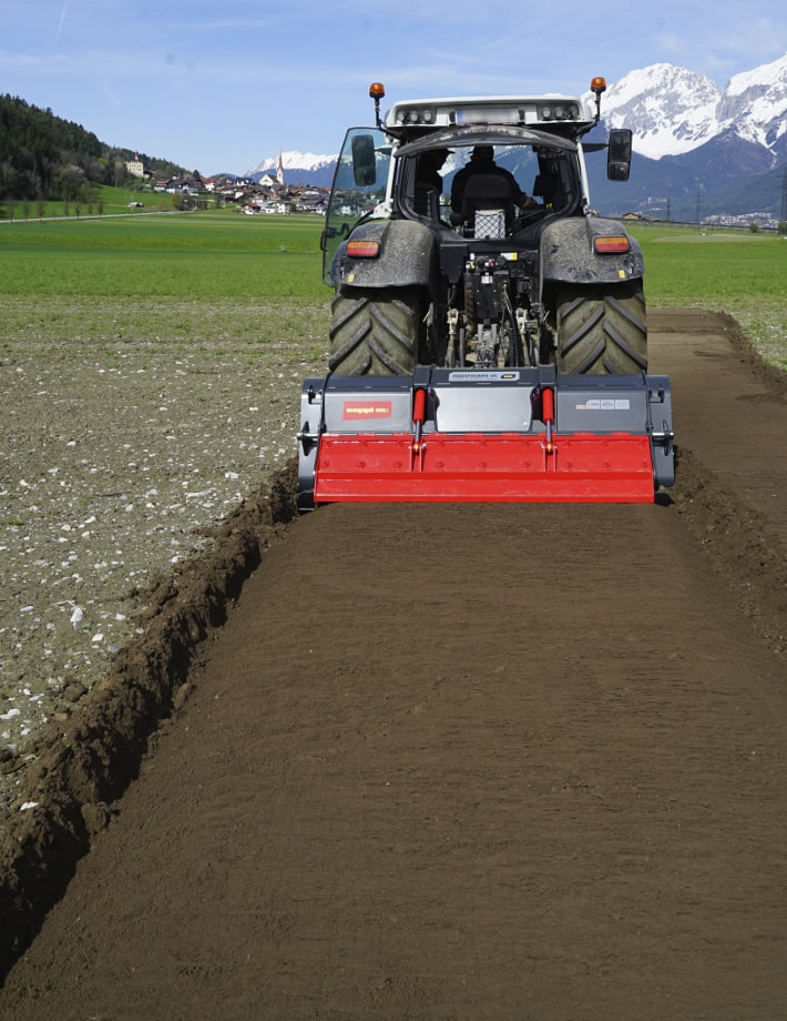 MIDIPIERRE dt zerkleinert Steine mit einem Durchmesser von bis zu 20 cm und arbeitet in einer Tiefe von bis zu 12 cm. Dies macht diesen Stenbrecher ideal für die Bodenbearbeitung vor der Neubepflanzung.