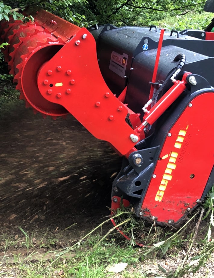 Das innovative Getriebe kann die Geschwindigkeit des Rotors anpassen und sorgt für ein besseres Arbeiten beim Mulchen von Holz (im schnellen Gang) sowie beim Fräsen von Stein und Boden (im langsamen Gang).