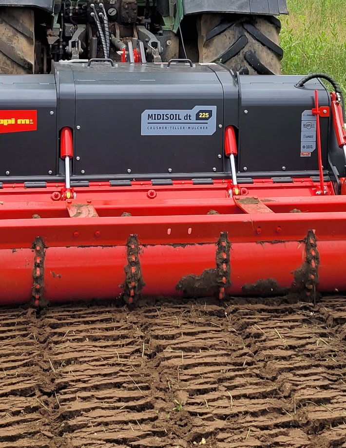 Das Gehäuse aus hochfestem und verschleißfestem Stahl AR400 der MIDISOIL dt ist für besonders harte Einsätze gebaut und schützt die Maschine vor Abrieb und Beschädigungen.