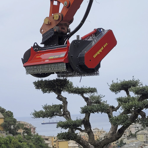 MINI BMS ist mit einer hydraulisch einstellbaren Haube ausgestattet, die sich den jeweiligen Arbeitsbedingungen anpasst und zudem mit doppelt verstärkten Kettenfront- und Heckschutz für zusätzliche Sicherheit sorgt.