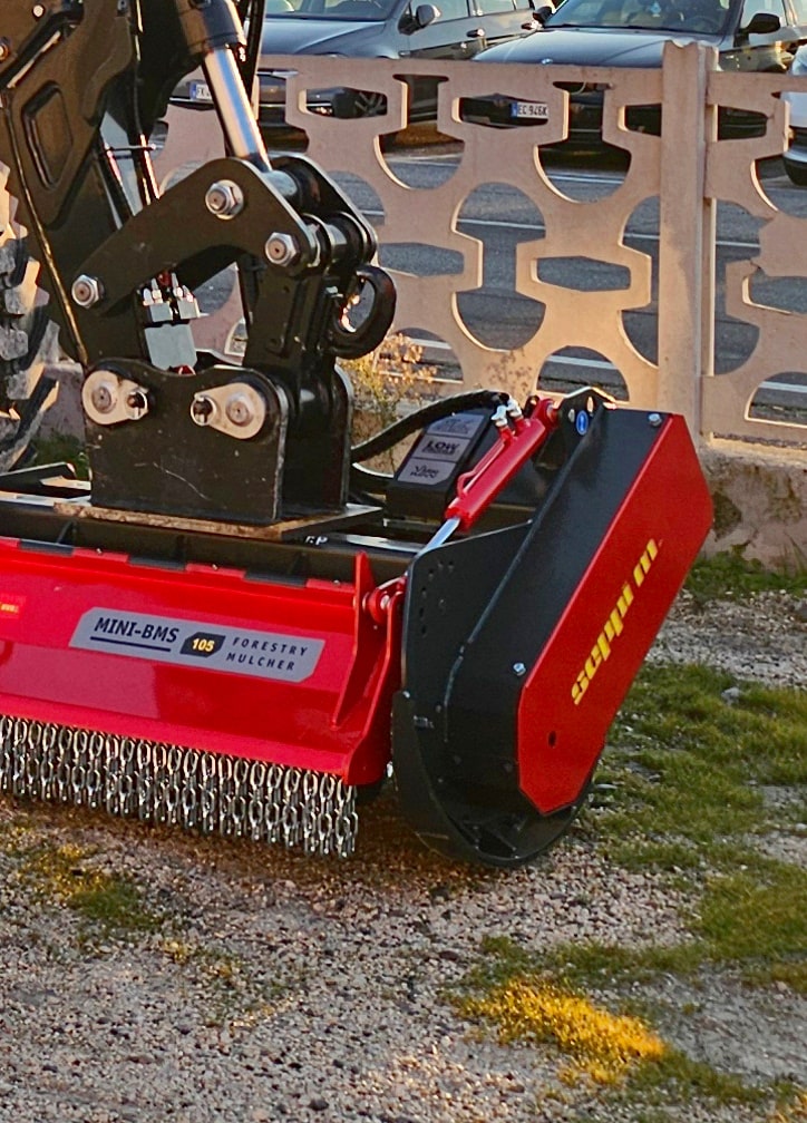 Die verstärkten Stützkufen des MINI-BMS Mulchers bieten zusätzlichen Schutz und Stabilität, besonders bei anspruchsvollen Einsatzbedingungen.