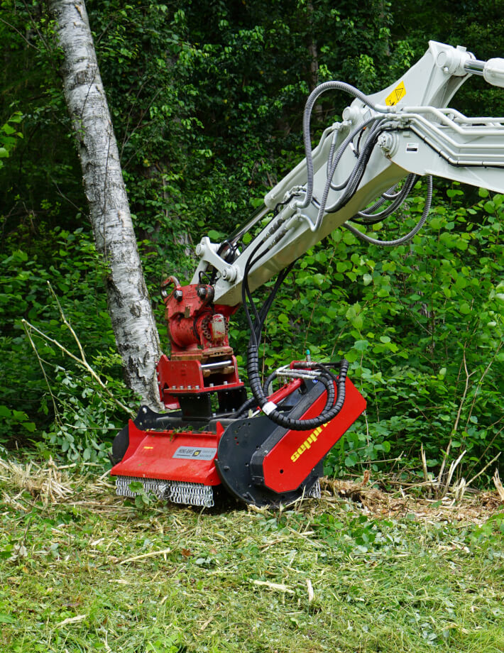 Das niedrige Profil des MINI-BMS Mulchers sorgt für eine besonders enge und stabile Position am Baggerarm. Diese Bauweise verbessert die Handhabung und erhöht die Sichtbarkeit und Steuerbarkeit.