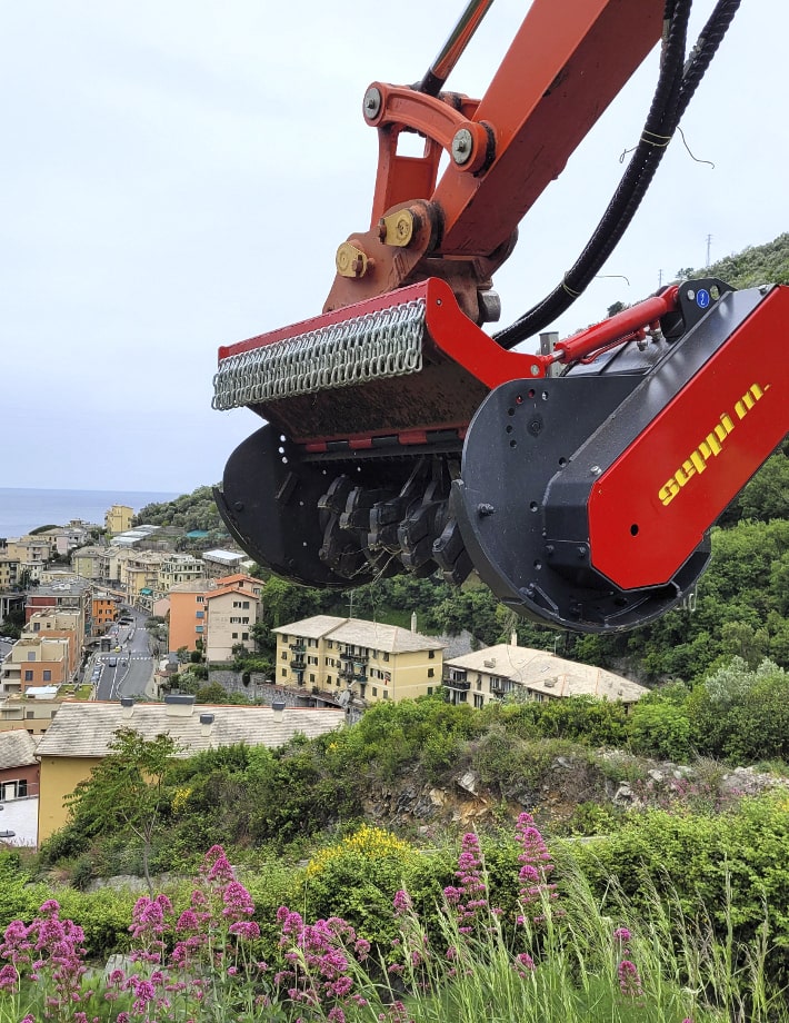 Die hydraulisch einstellbare Haube des MINI-BMS Mulchers ermöglicht eine einfache Anpassung an unterschiedliche Arbeitsbedingungen. Sie kann schnell und präzise auf die jeweilige Materialmenge und den gewünschten Mulchgrad eingestellt werden.