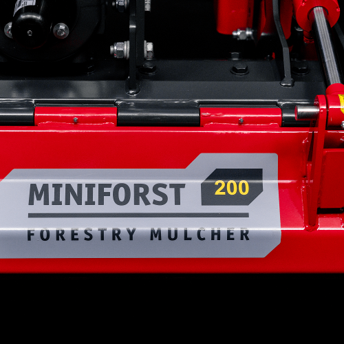 MINIFORST - Dank der großen Auswahl an Rotoren kann dieser Mulcher an spezifische Arbeiten angepasst werden. Standard Rotor mit festen Werkzeugen MINI DUO mit Wolfram-Karbid Einsätzen garantiert minimalen Verschleiß und hohe Effizienz. Optional kann MINIFORST mit fixen Werkzeugen mit CUT CONTROL ausgestattet werden. CUT CONTROL ist unsere neueste Rotorengeneration mit MINI DUO oder mit geschliffenen MINI BLADE Werkzeugen und der dazugehörigen Schnitttiefenbegrenzung. Wie bei einer Kettensäge sorgt letztere dafür, dass der Rotor nie stehen bleibt und das Mulchen spielend leicht von der Hand geht.
