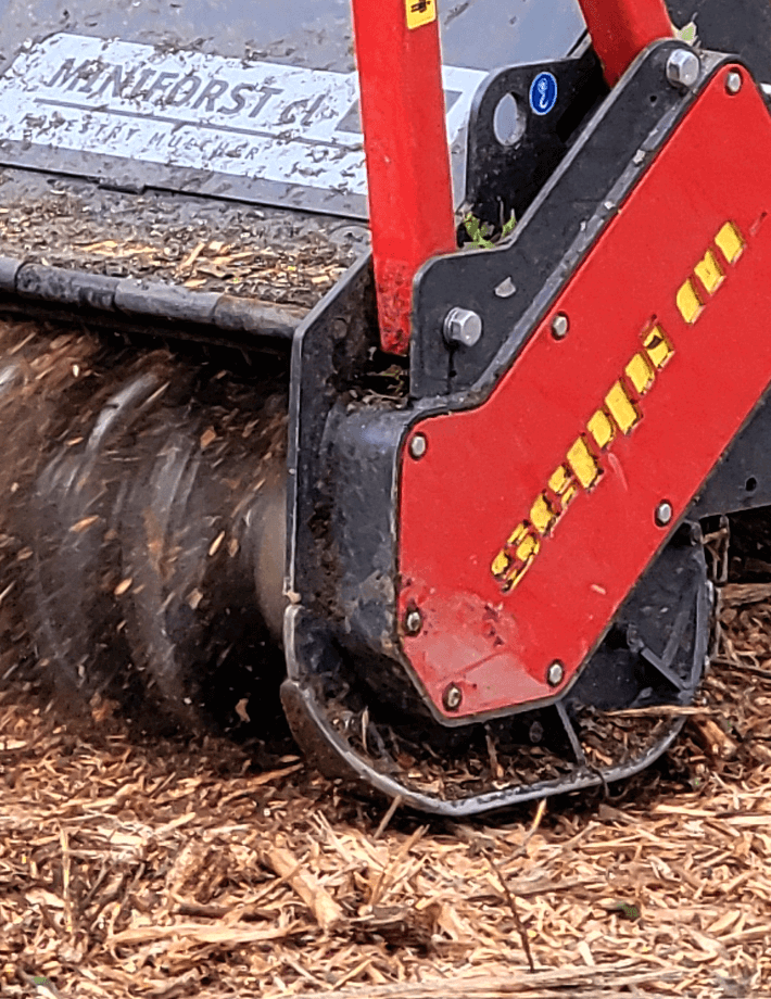 Die verstärkten, höhenverstellbaren Stützkufen des MINIFORST cl Forstmulchers sorgen für optimale Bodenanpassung, höhere Stabilität und präzise Führung während des Mulchens.