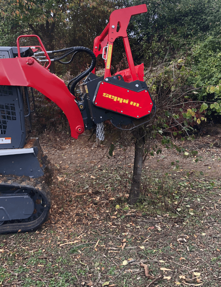 MINIFORST cl - Forstmulcher bearbeitet effizient Holz, Gestrüpp und Baumschnitt mit einem Durchmesser von bis zu 20 cm.