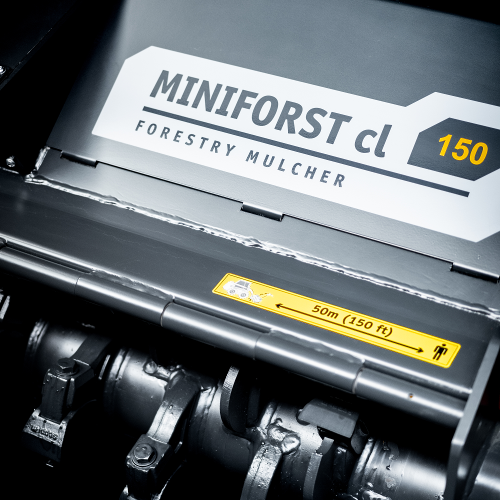 Der SEPPI hyd. Forstmulcher MINIFORST cl (cl = compact loader) hat ein niedriges und kompaktes Design und ist für hydraulische Lader nach SAE-Standard mit einer Fördermenge von 90-190 l/min vorgesehen. Seine hohe Anpassungsfähigkeit macht ihn zu einem unverzichtbaren Werkzeug für Profis in der Forst- und Landschaftspflege.