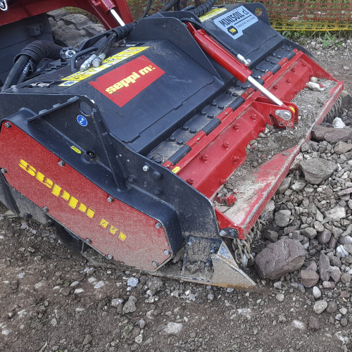 Die MINISOIL cl ist eine vielseitige Fräse für die Kategorie der Kompaktlader nach SAE-Standard, speziell auf deren Abmessungen und reduzierten Gewichten ausgerichtet. Ein Mulcher mit niedrigem, kompaktem Design, klein genug für Kompaktlader, aber leistungsstark genug, um eine Vielzahl von Vegetationsmanagements in der Forstwirtschaft, Straßeninstandhaltung, Rodung und vielem mehr in Angriff zu nehmen.