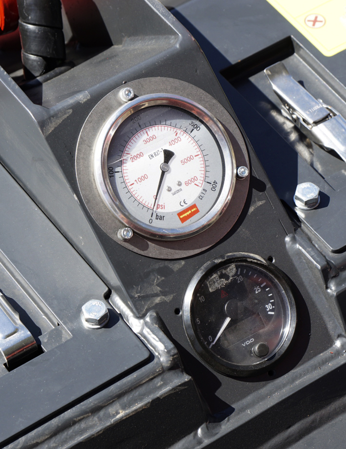 MINISOIL cl - Präzise Überwachung der Hydraulik dank Druckanzeige für eine effiziente Leistungssteuerung und schnelle Fehlererkennung.