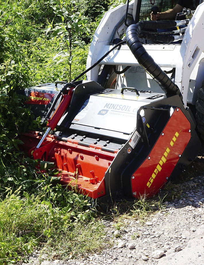 Zerkleinert Holz effizient und verwandelt es in feines Material, das sich leicht in den Boden einarbeiten lässt. Bearbeitet zudem Steine und zerlegt sie in kleine Fragmente, was den Untergrund stabilisiert.