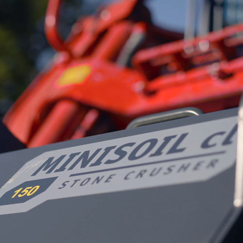 Die MINISOIL cl von SEPPI M. ist eine leistungsstarke Steinfräse und Forstmulcher, die sich ideal für verschiedene Anwendungen eignet. Sie ist perfekt für die Vorbereitung und Wartung von Mountainbike-Trails, um eine sichere und angenehme Fahrt zu gewährleisten.