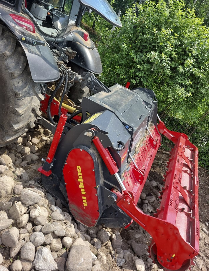 MULTIFORST zerkleinert Steine, Holz und Wurzeln schnell und effizient. Dank seiner robusten Bauweise und leistungsstarken Technik sorgt er für eine effektive Bodenbearbeitung und optimale Vorbereitung.